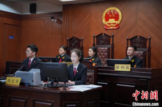  图为青年法官同江龙(右一)在庭审中。(西安中院供图)